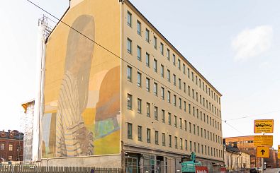 Toinen linja, kuvassa näkyy myös päätyseinän muraali