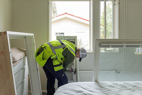 Ikkunoiden asennus makuuhuoneeseen