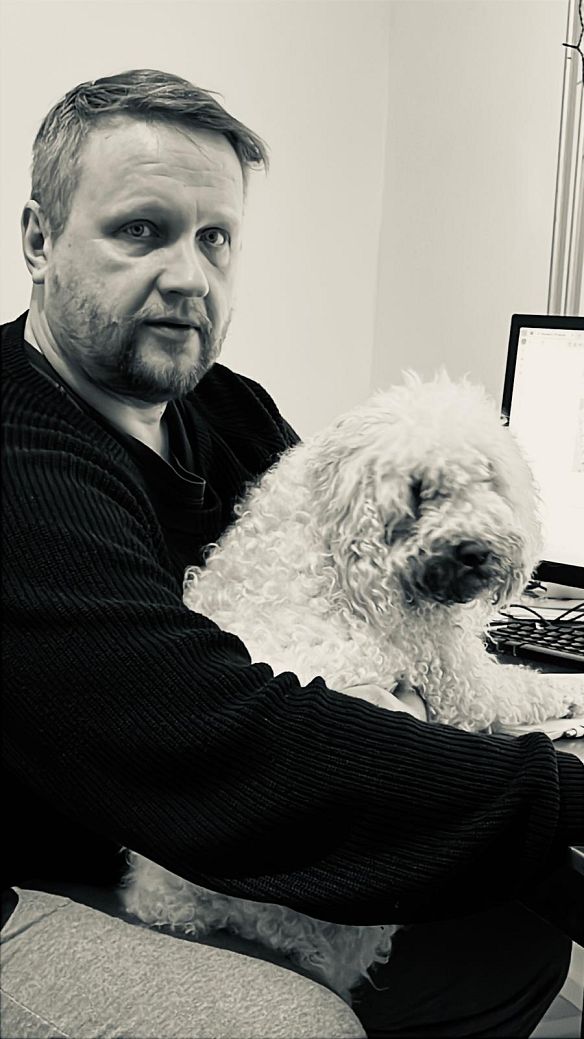 Kuvassa on uusi myyjämme Jani koiransa kanssa