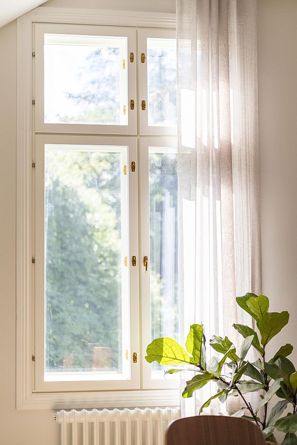 Perinneikkuna, jossa on kultaiset helat