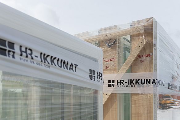 Kuvassa on ikkunatoimitus lähdössä tehtaalta