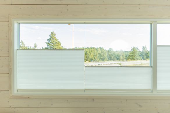 Kaihtimet ja auringonsuojalasi ikkunassa