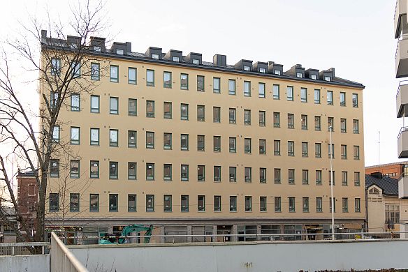 Kerrostalon julkisuvu, jossa perinneikkunat